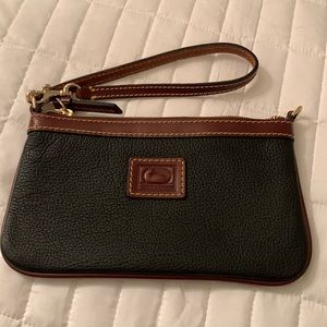 Dooney & Bourke leather wristlet/purse. NWOT.
